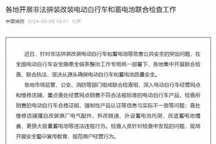 克莱手起刀落三分！但是踩线在先被吹无效